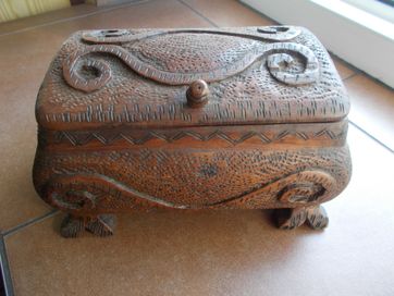 Starocie - masywna szkatuła w stylu kolonialnym z drewna egzotycznego
