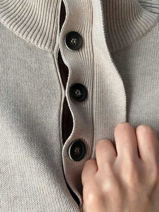 Beżowy sweter z golfem łaty na ramionach Reserved M/38