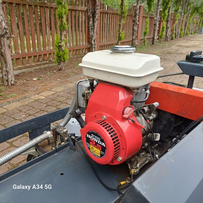 Zamiatarka spalinowa z napędem