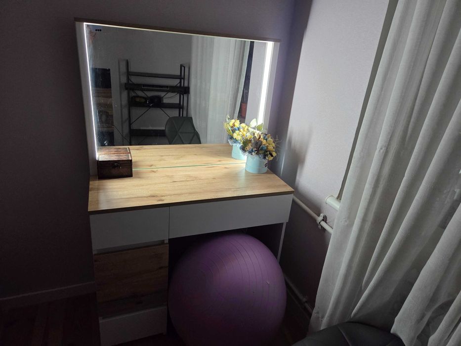 Столик для макіяжу / гриму