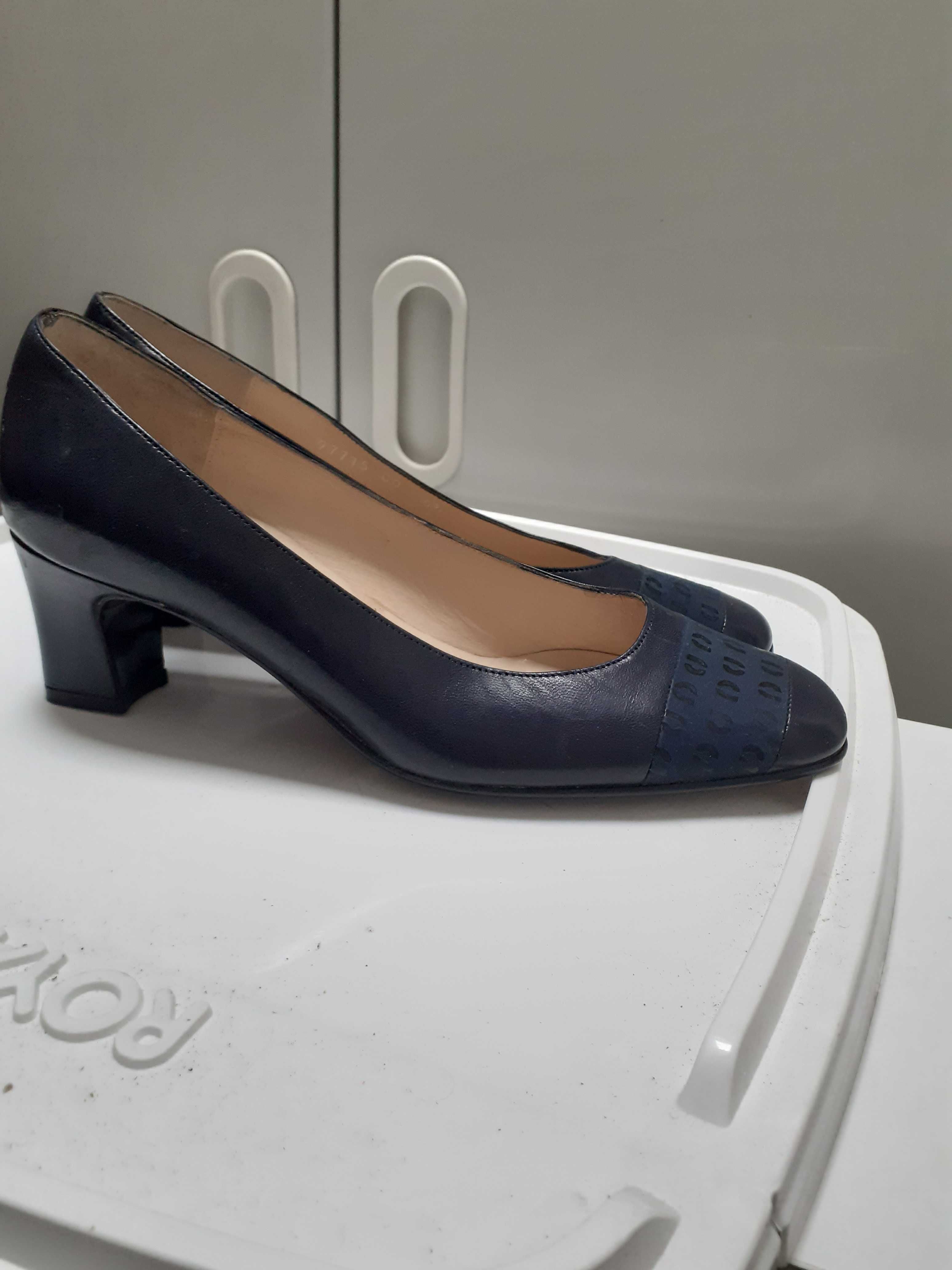 Sapatos pele azul escura com decoração sóbria da Charles Jourdan n.37