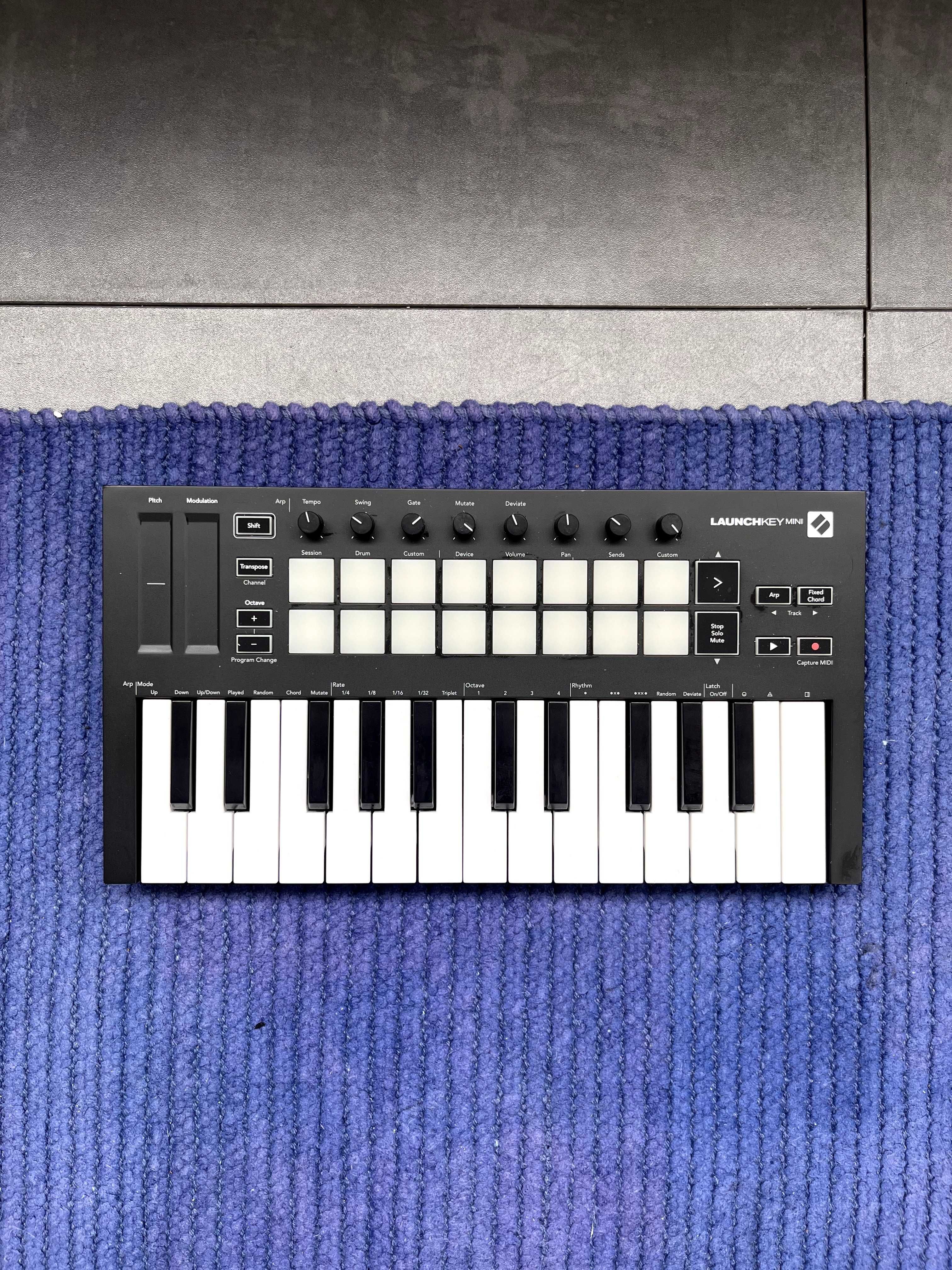 Teclado MIDI Launchkey MINI