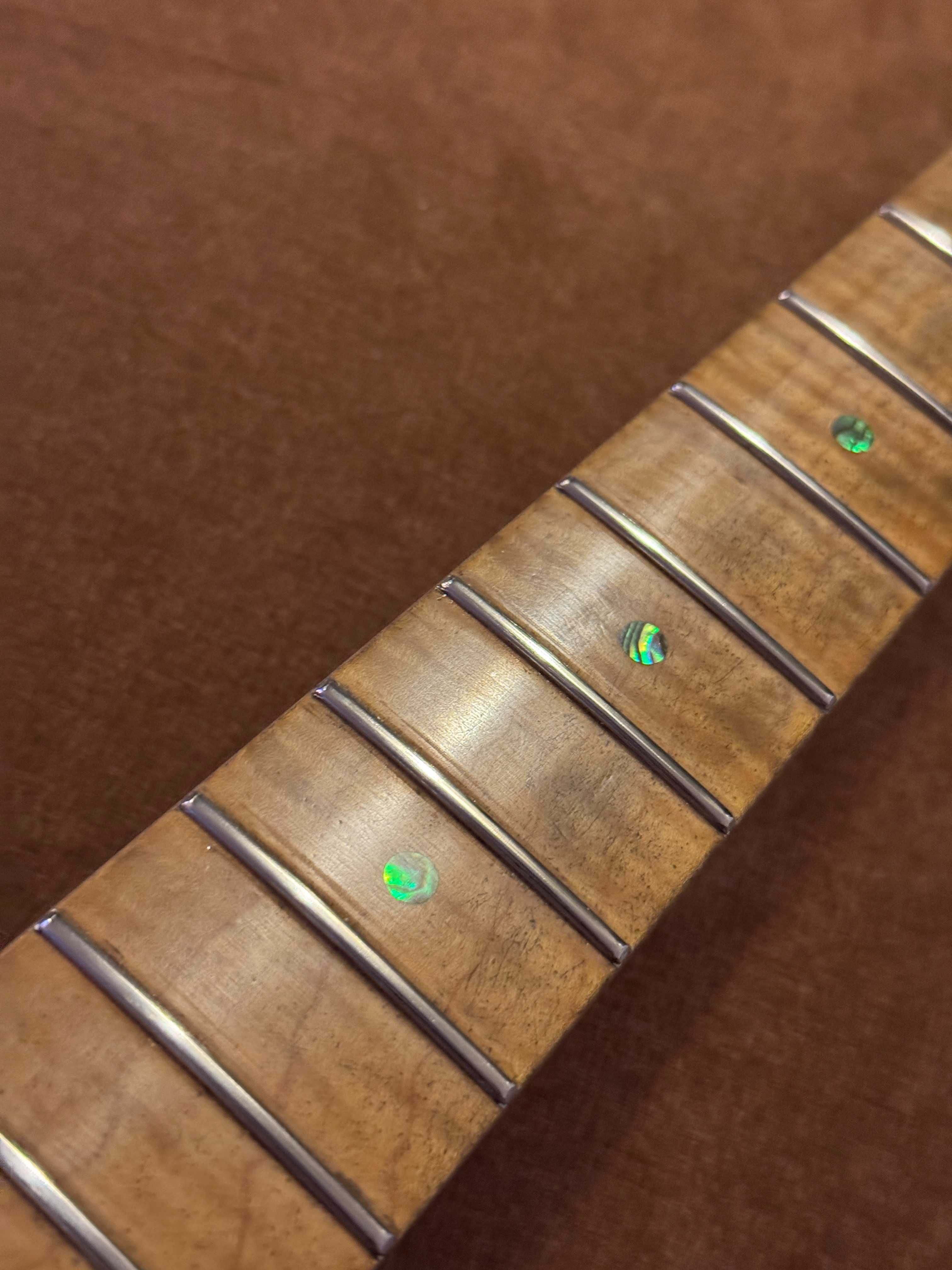 Gryf Warmoth typu Stratocaster, Flame Maple, 22 Progi, Menzura Gibson