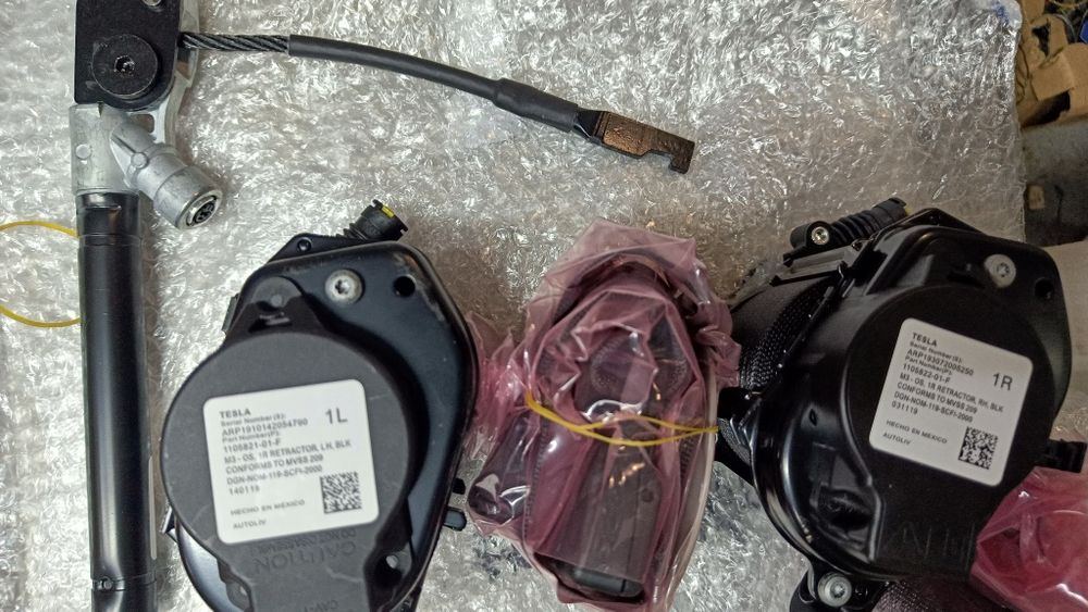 Ремні безпеки передні Tesla Мodel правий/лівий