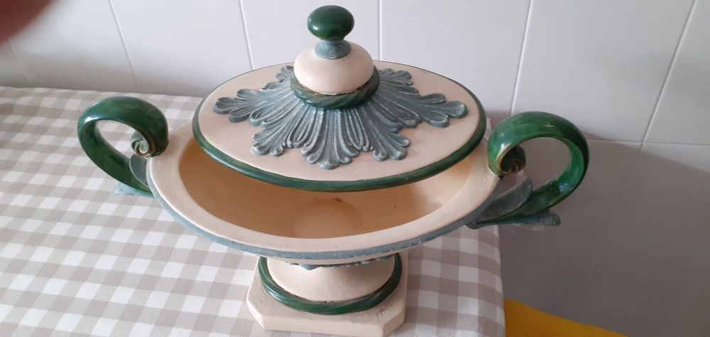 Terrina grande em faiança, para uso normal ou centro de mesa