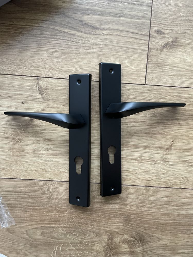 Nowe Klamki Domino Adel czarne, rozstaw 72