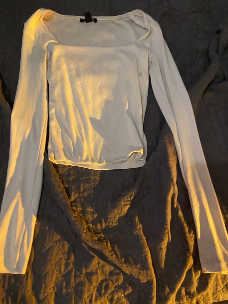 top branco com decote quadrado