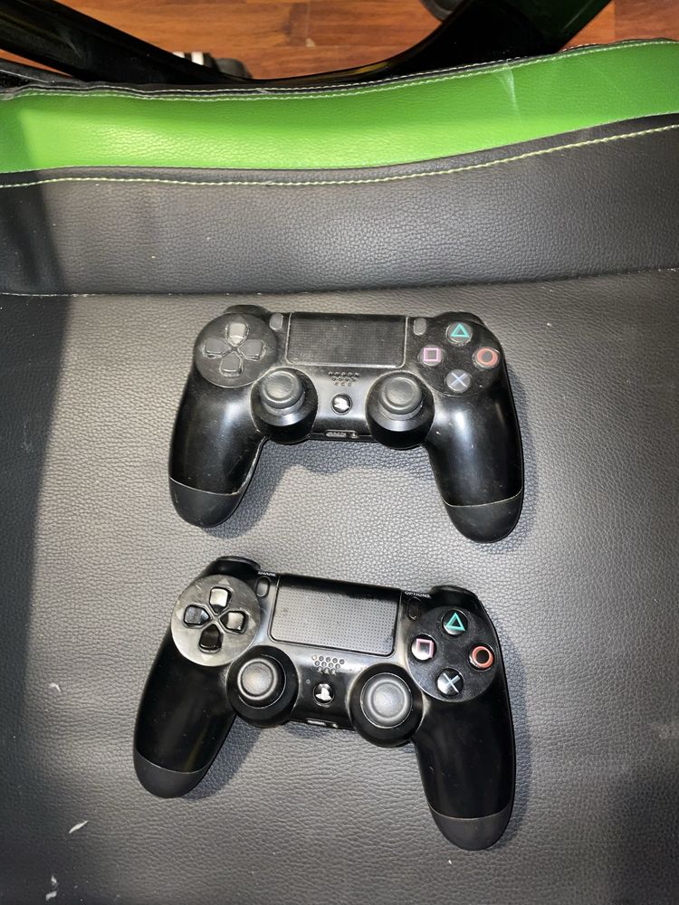 PS4 com jogos e dois comandos