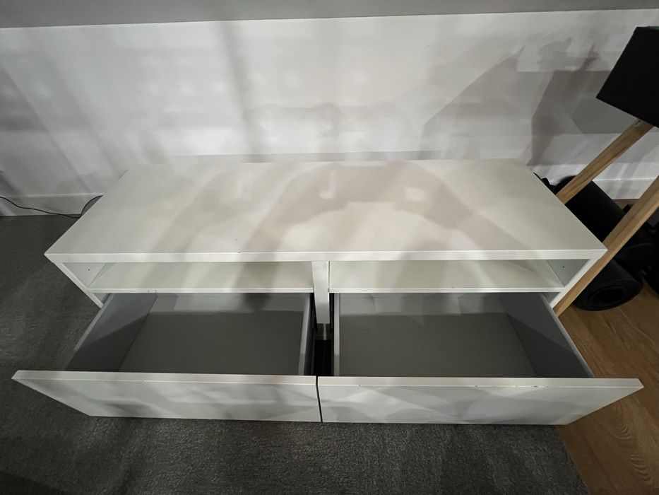 Biala szafka z szufladami