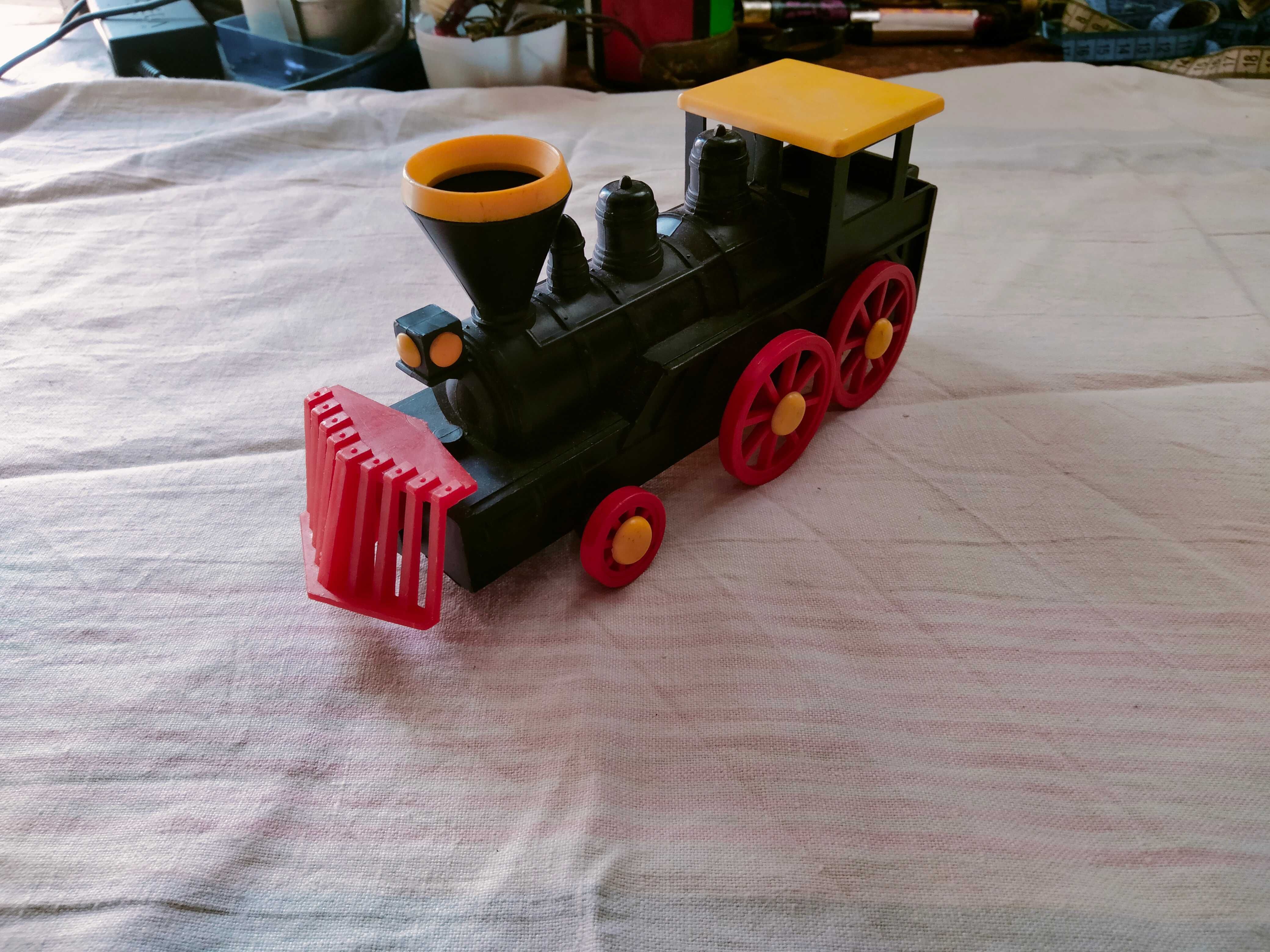 Детский игрушечный паровоз советского времени