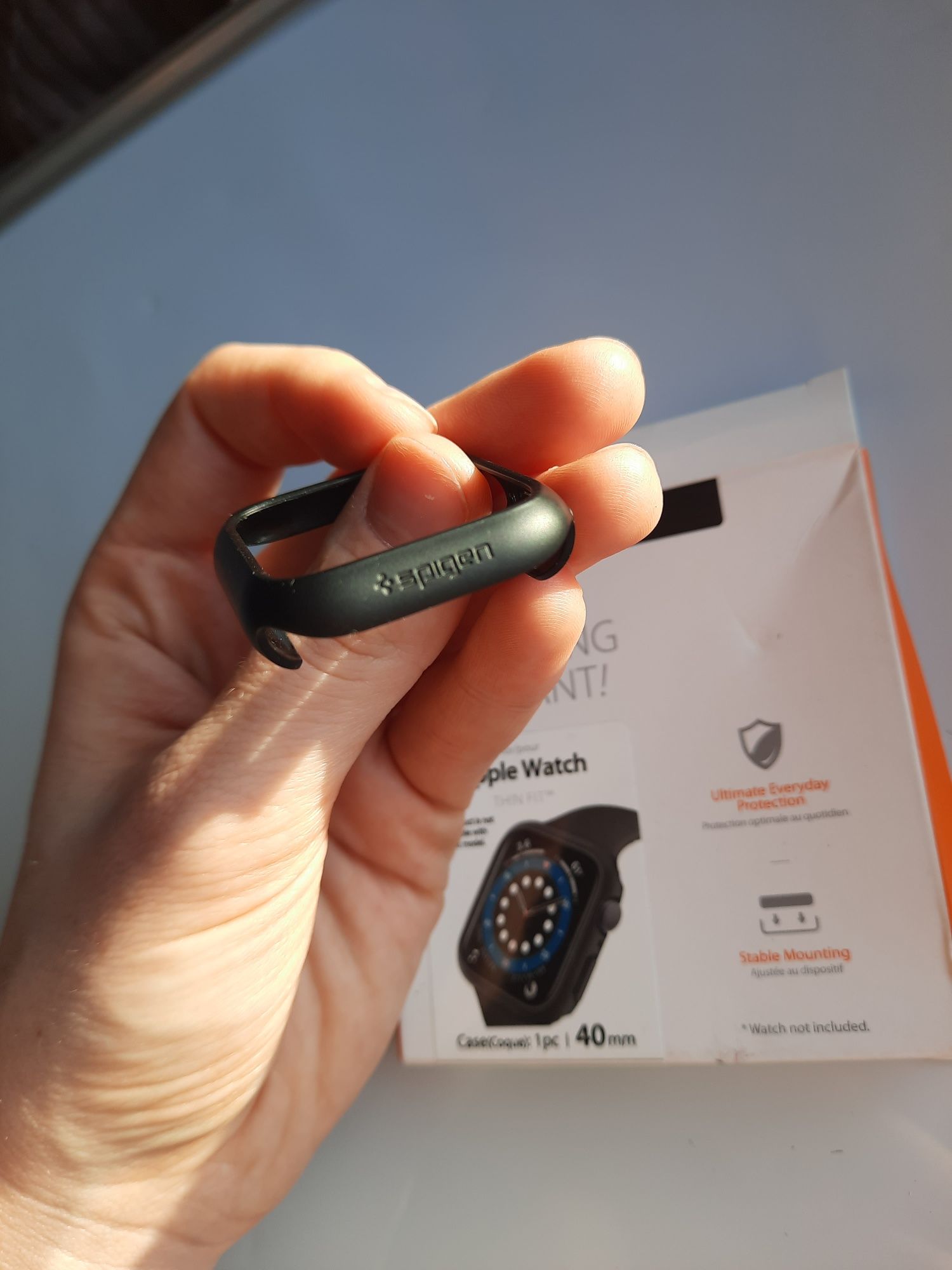 Watch case etui obudowa na Apple Watch 40mm, marka Spigen. 
Możliwa wy