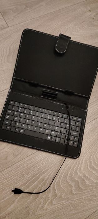 Etui na tablet wraz z klawiaturą