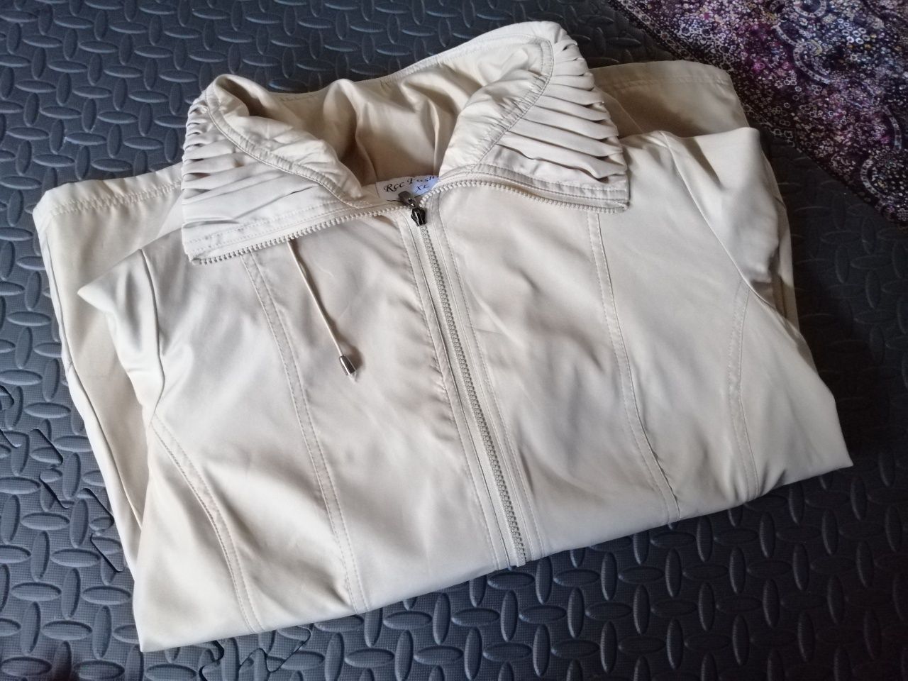 Kremowa kurtka wiosenna z ozdobnym kołnierzykiem XL