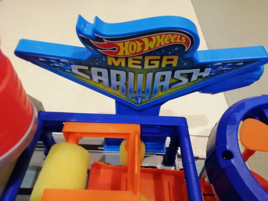 Hot wheels myjnia mega carwash święta mikołaj