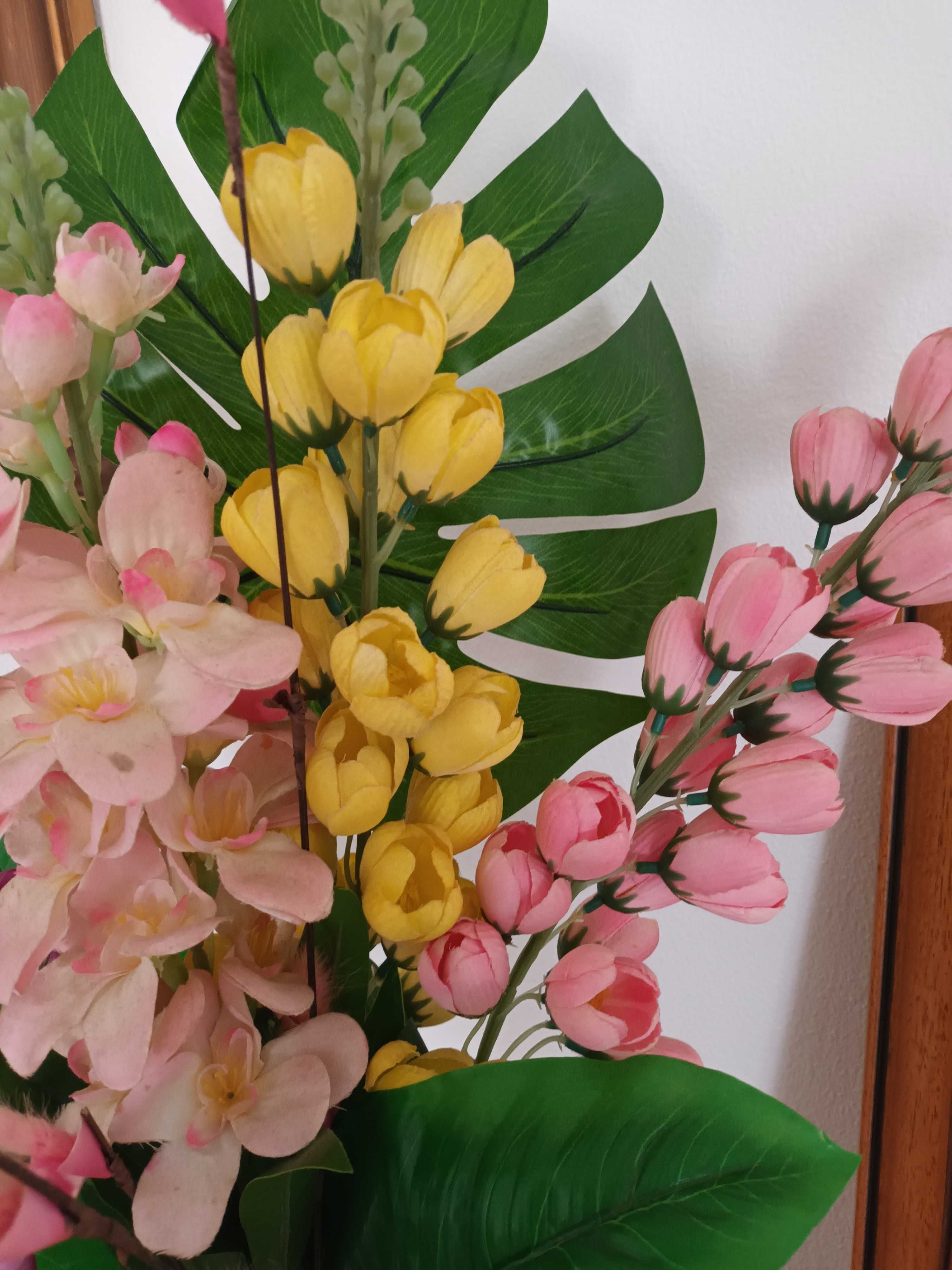 Arranjo floral artificial.