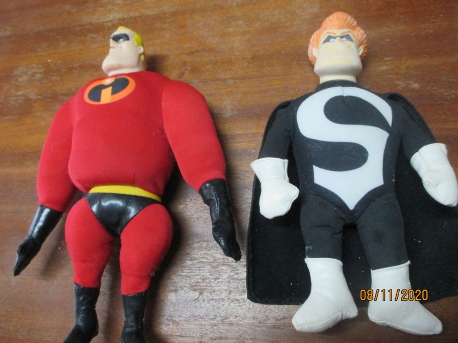 2 bonecos de peluche dos incredibles