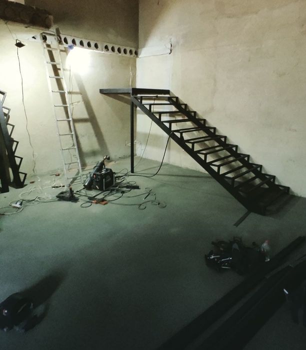 Сходи з поворотом 90°