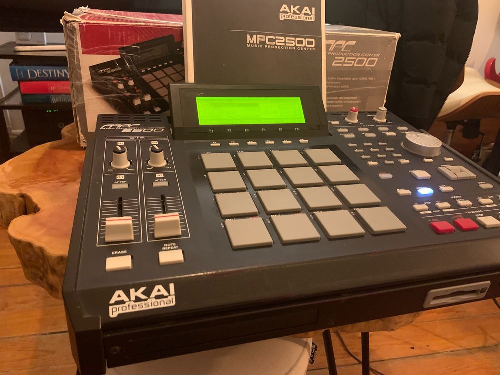 Akai mpc 2500 na caixa original ram max e HD interno