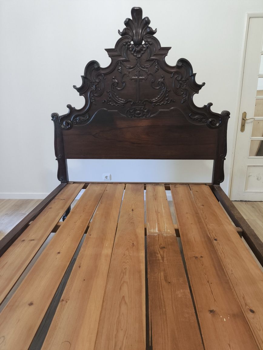 Cama antiga em madeira nobre