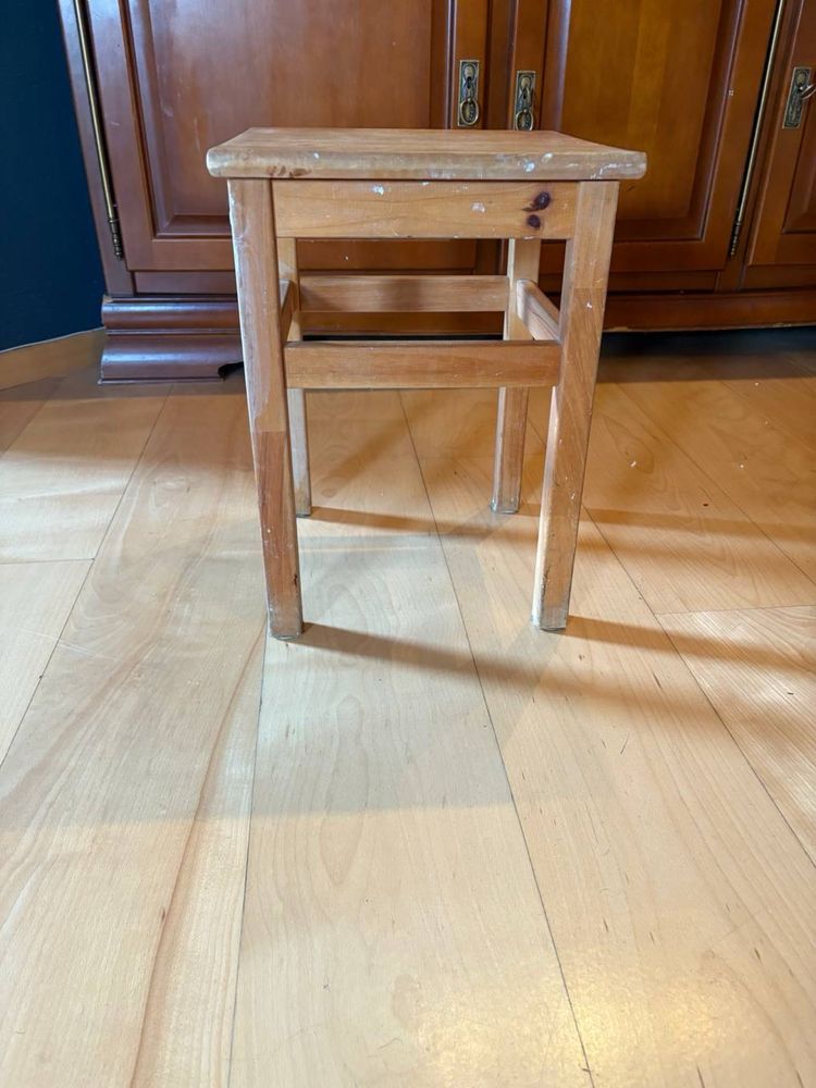 Drewniany taboret