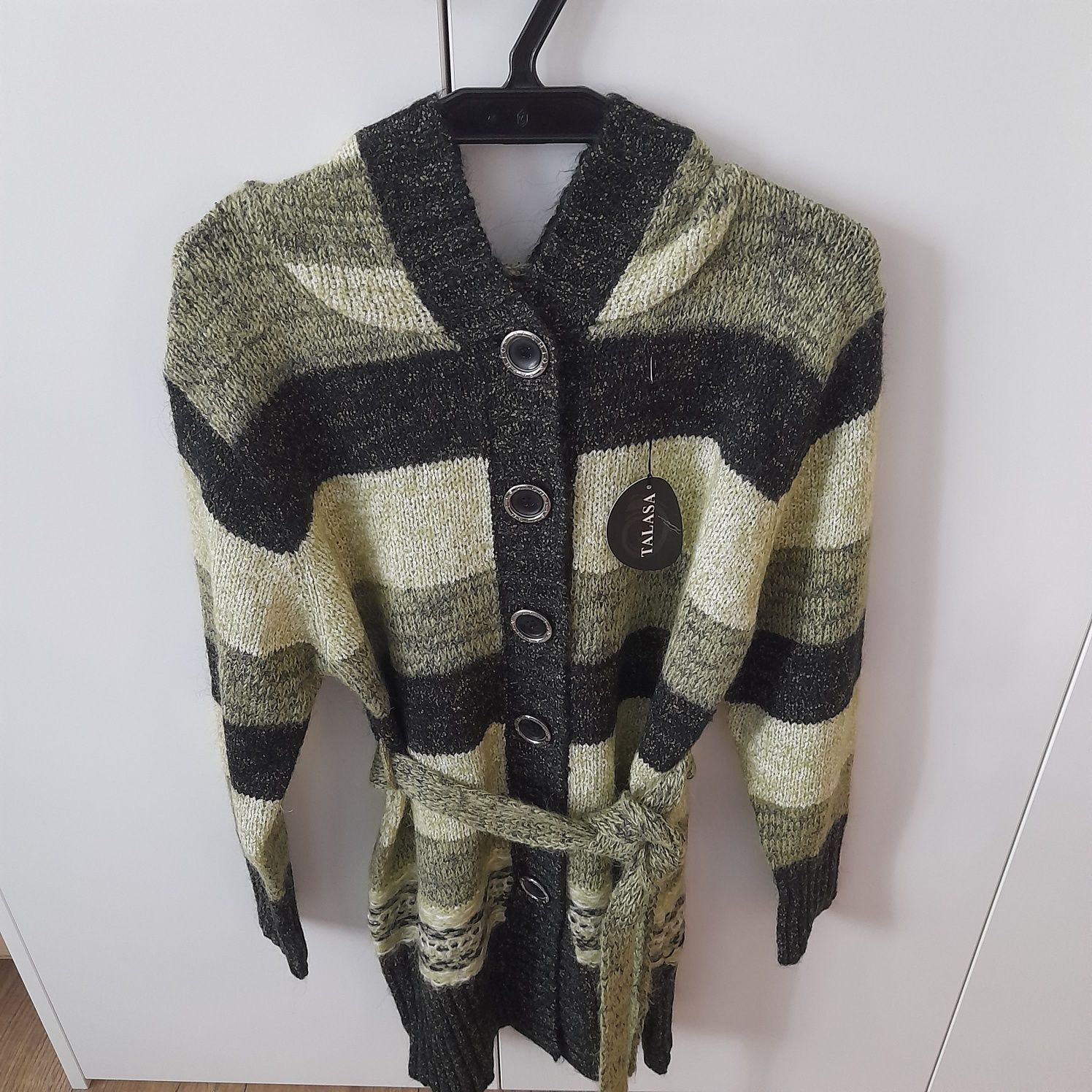 Sweter damski z kapturem