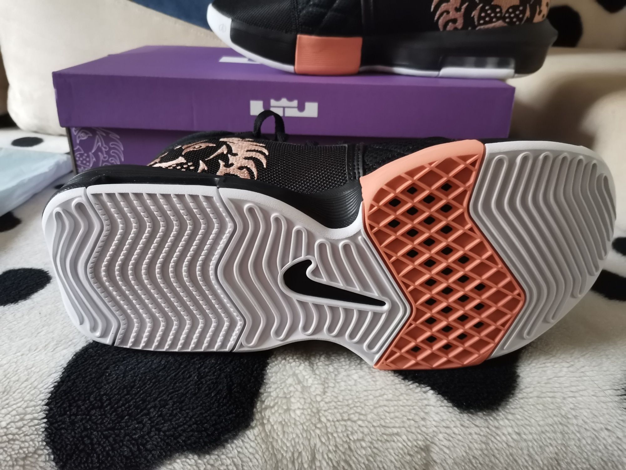 NIKE lebron witness 8