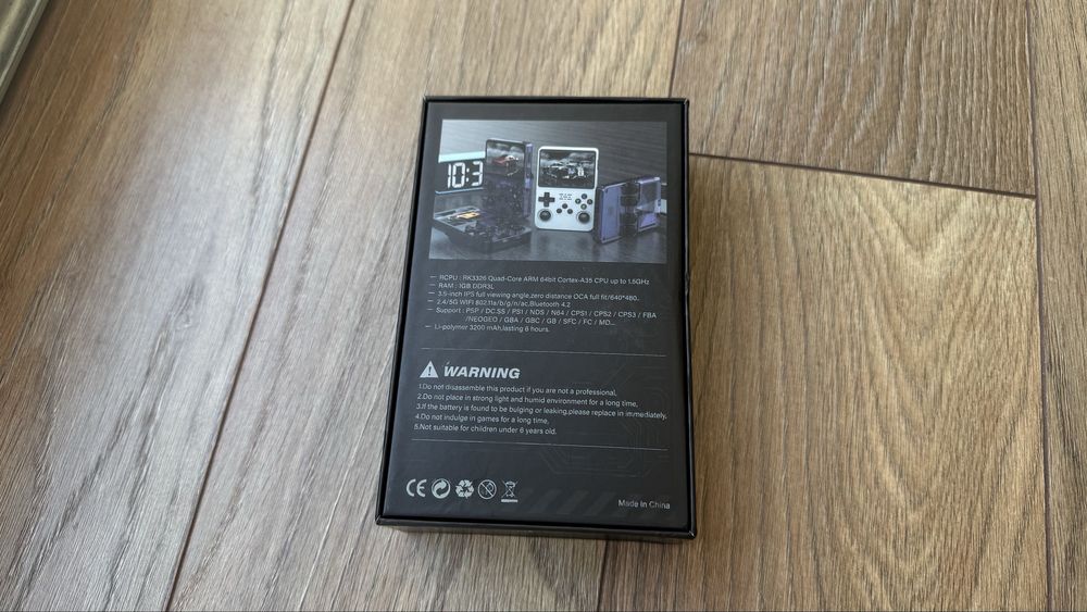 Konsola r36s nie nintendo z folia na wyświetlaczu