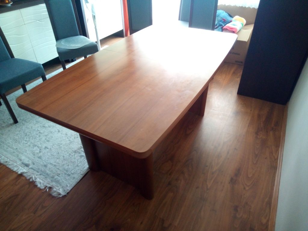 Sprzedam stół do salonu