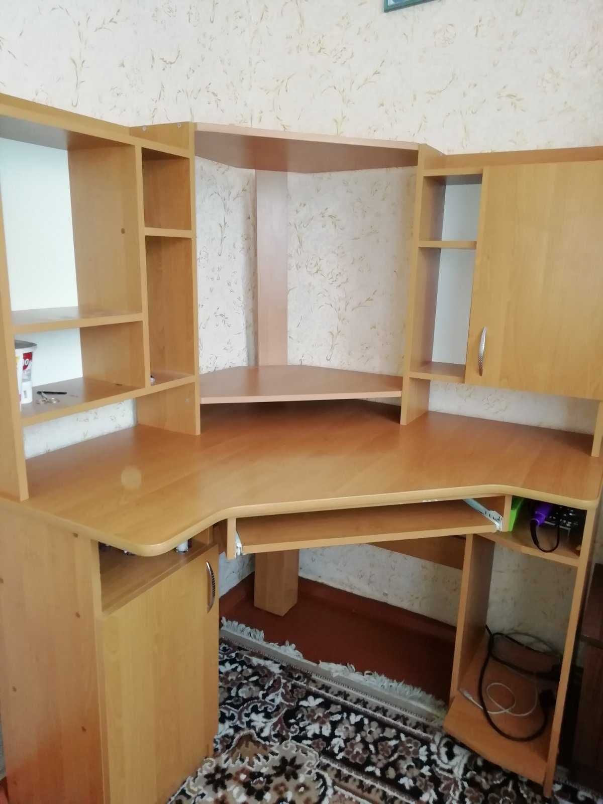 Проодам комп'ютерний стіл з поличками. 3 000грн(торг)