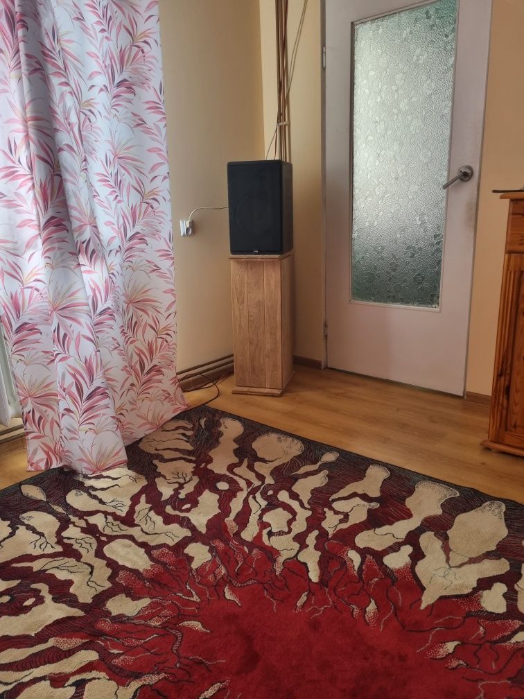 Dębowe półki pod kolumny