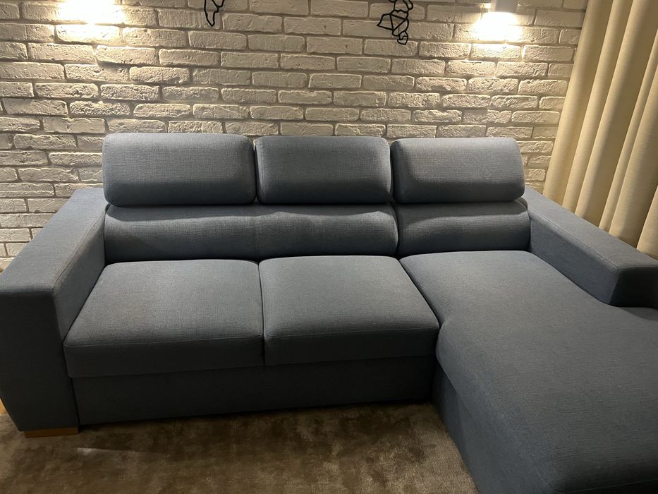 Piękna i nowoczesna sofa z szezlongiem i funkcją spania
