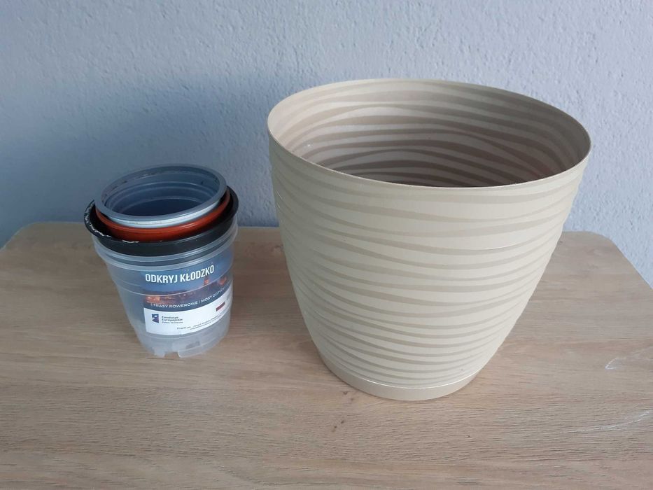 Doniczka Sahara Petit okrągła z podstawką 23 caffe latte brązowa