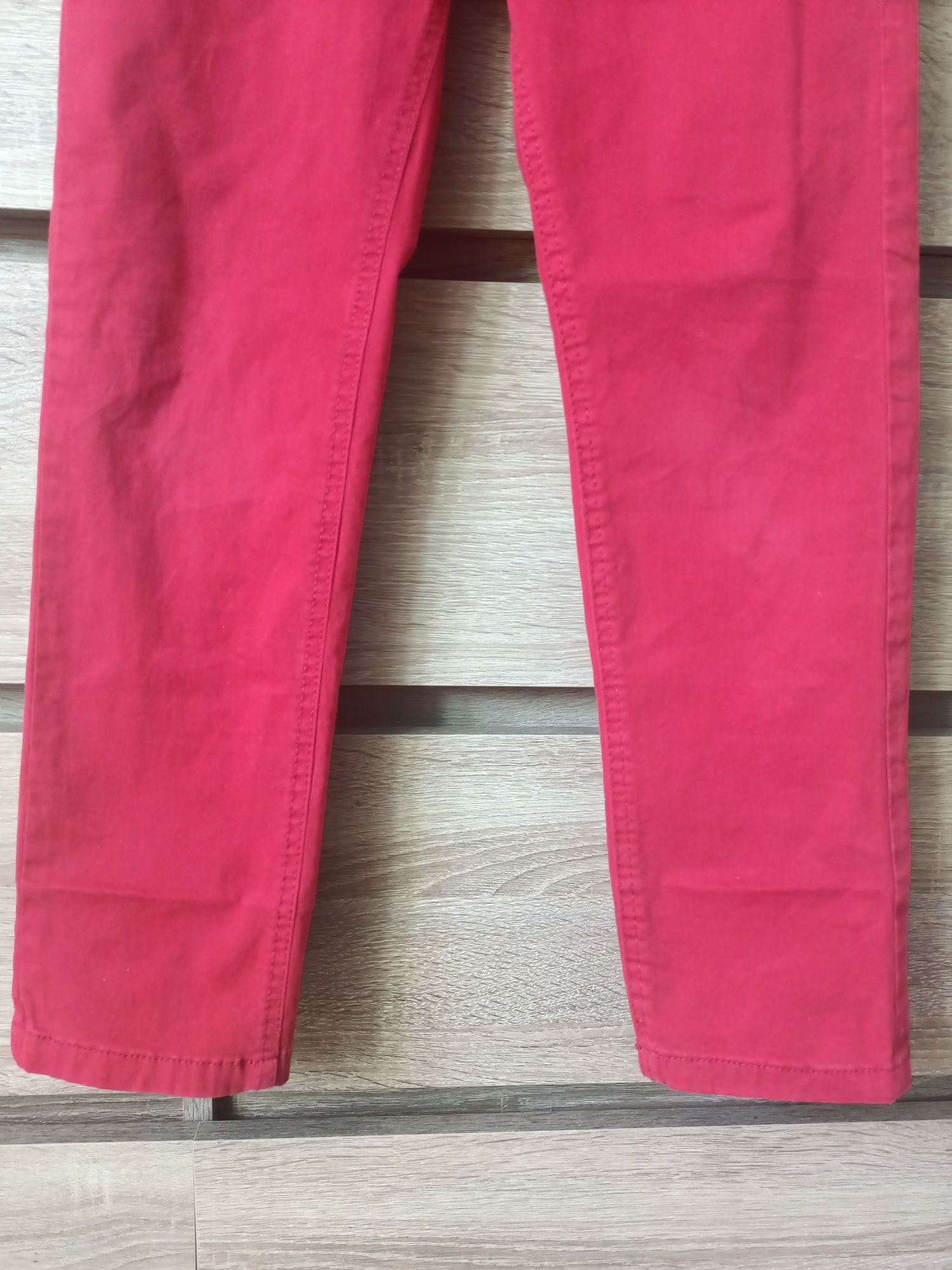 Czerwone spodnie gładkie chinosy jeansy eleganckie 122cm myoral