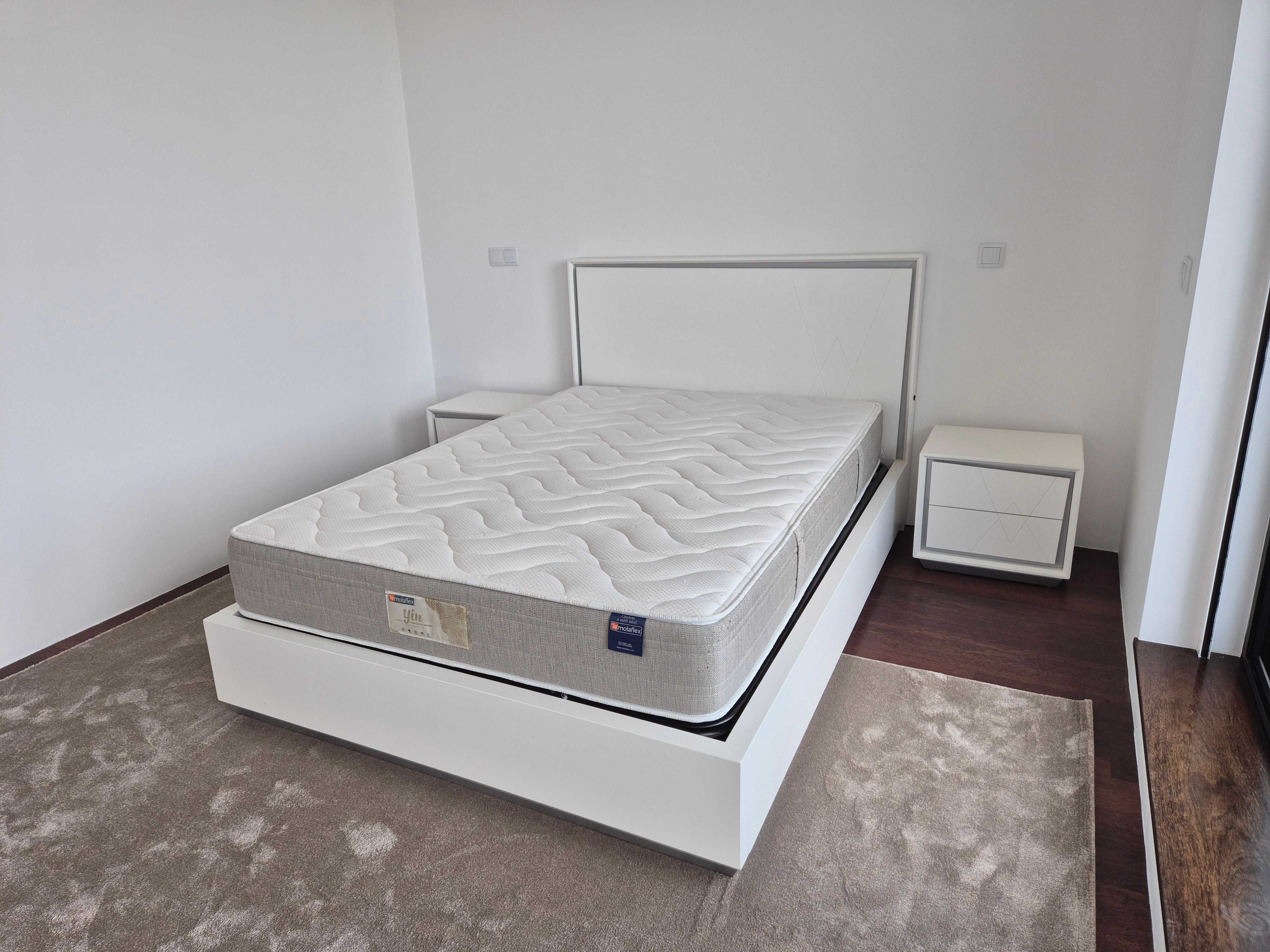 Cama e mesas de cabeceira PlateaHome