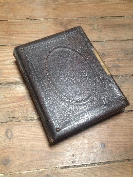 Antigo livro falso com fotografias e gaveta escondida (Fake Book)
