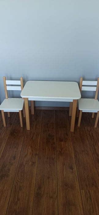 Stolik i dwa krzesełka