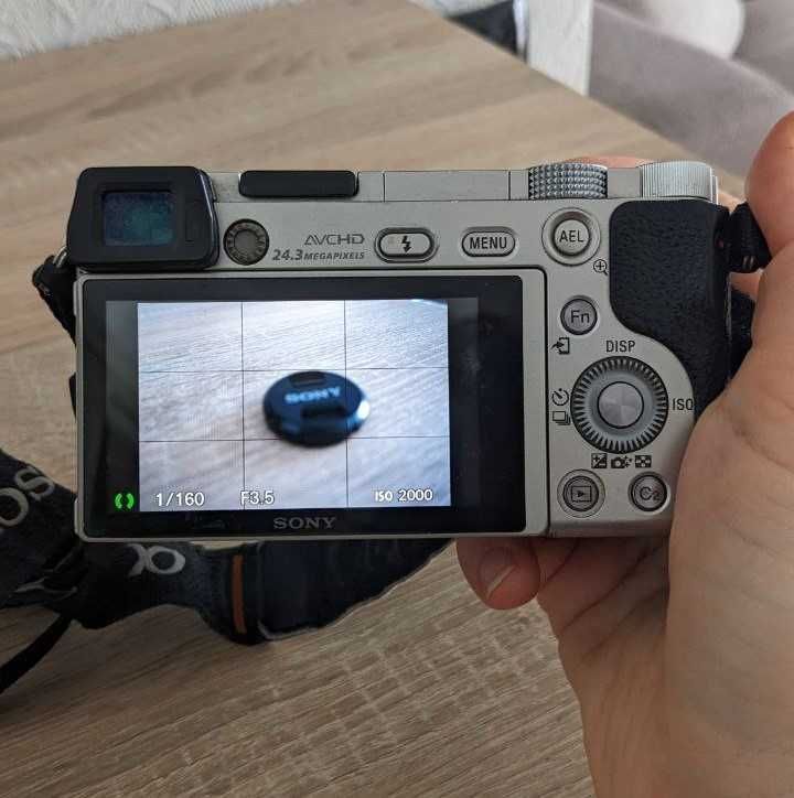 Фотоапарат Sony A6000 срібного кольору з об'єктивом 15-60