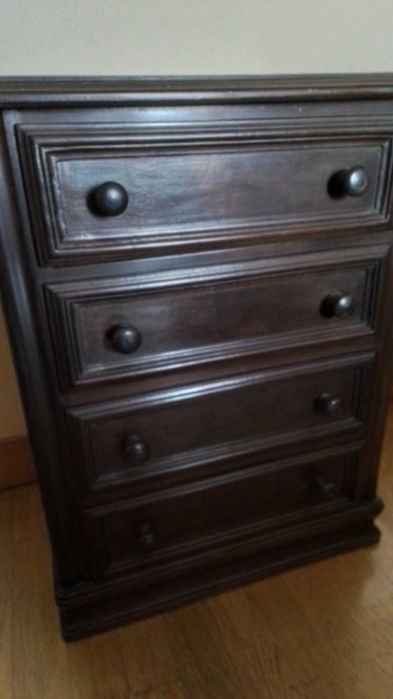 Mesinha de cabeceira, em madeira castanha