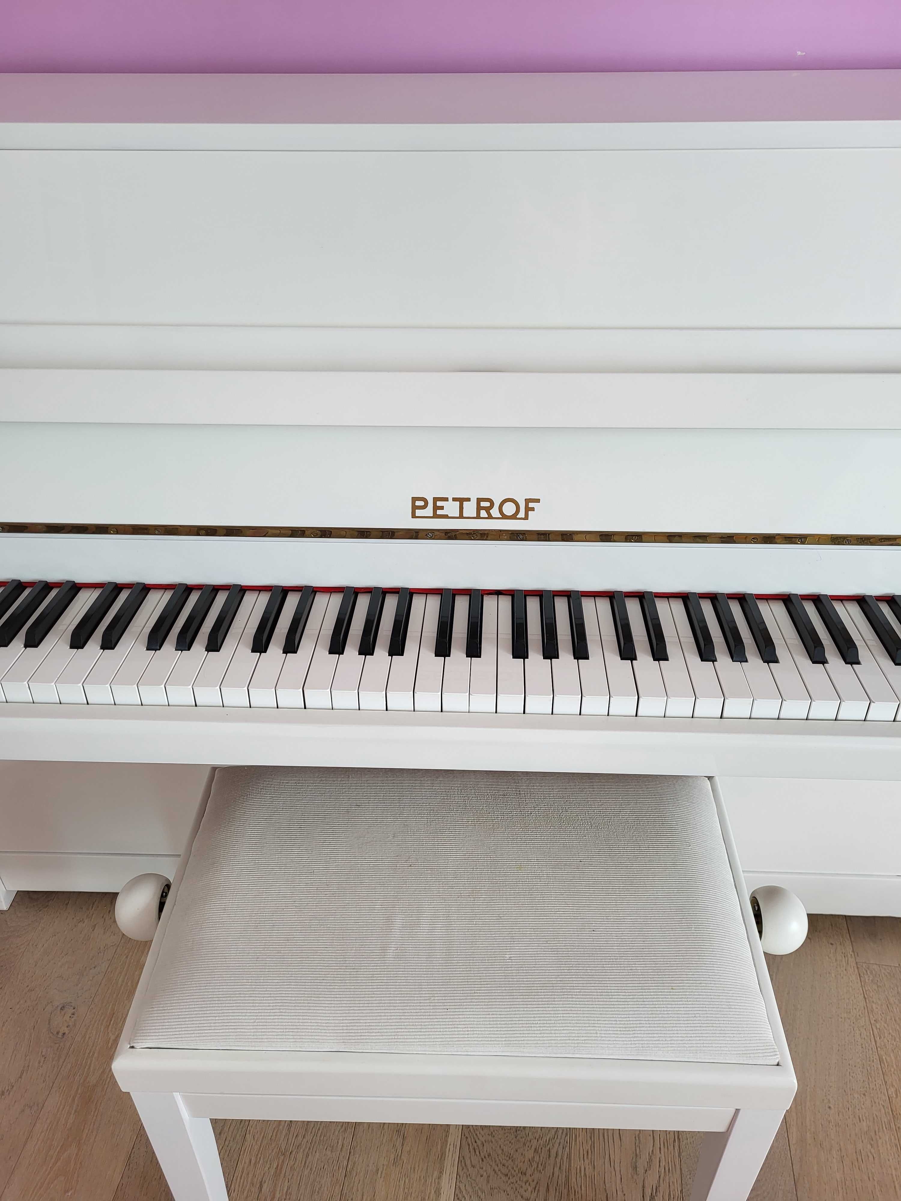 Пианино Petrof белого цвета в отличном состоянии