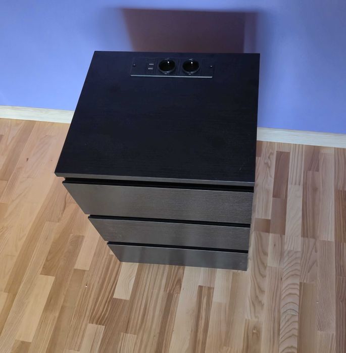 Nowoczesny stolik nocny z funkcją ładowania USB i gniazdkiem