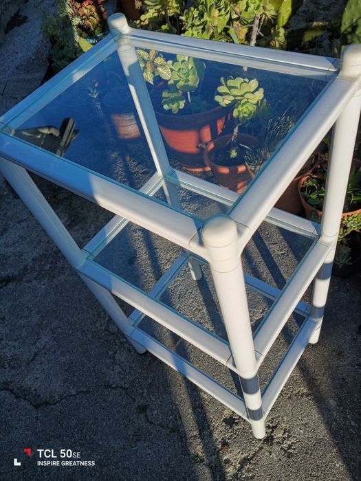 Estante com três prateleiras em vidro. Em bom estado