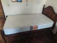 Cama de solteiro antiga com colchão