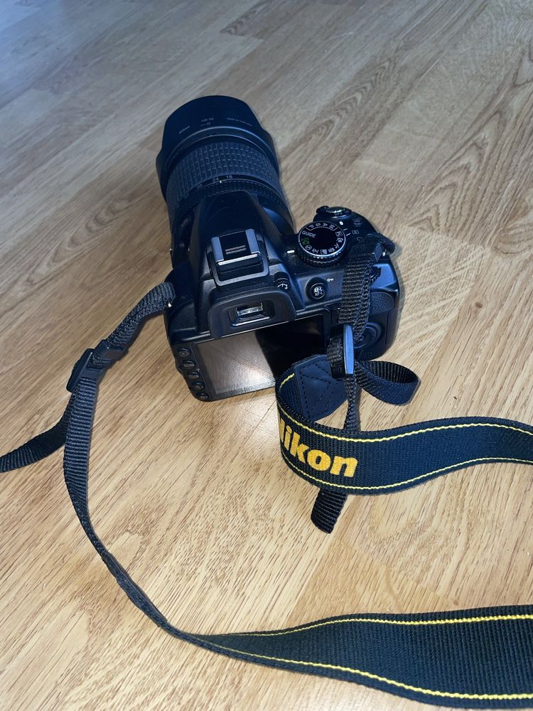 Aparat Nikon D3100 wraz z obiektywnem, paskiem, ładowarką i pokrowcem