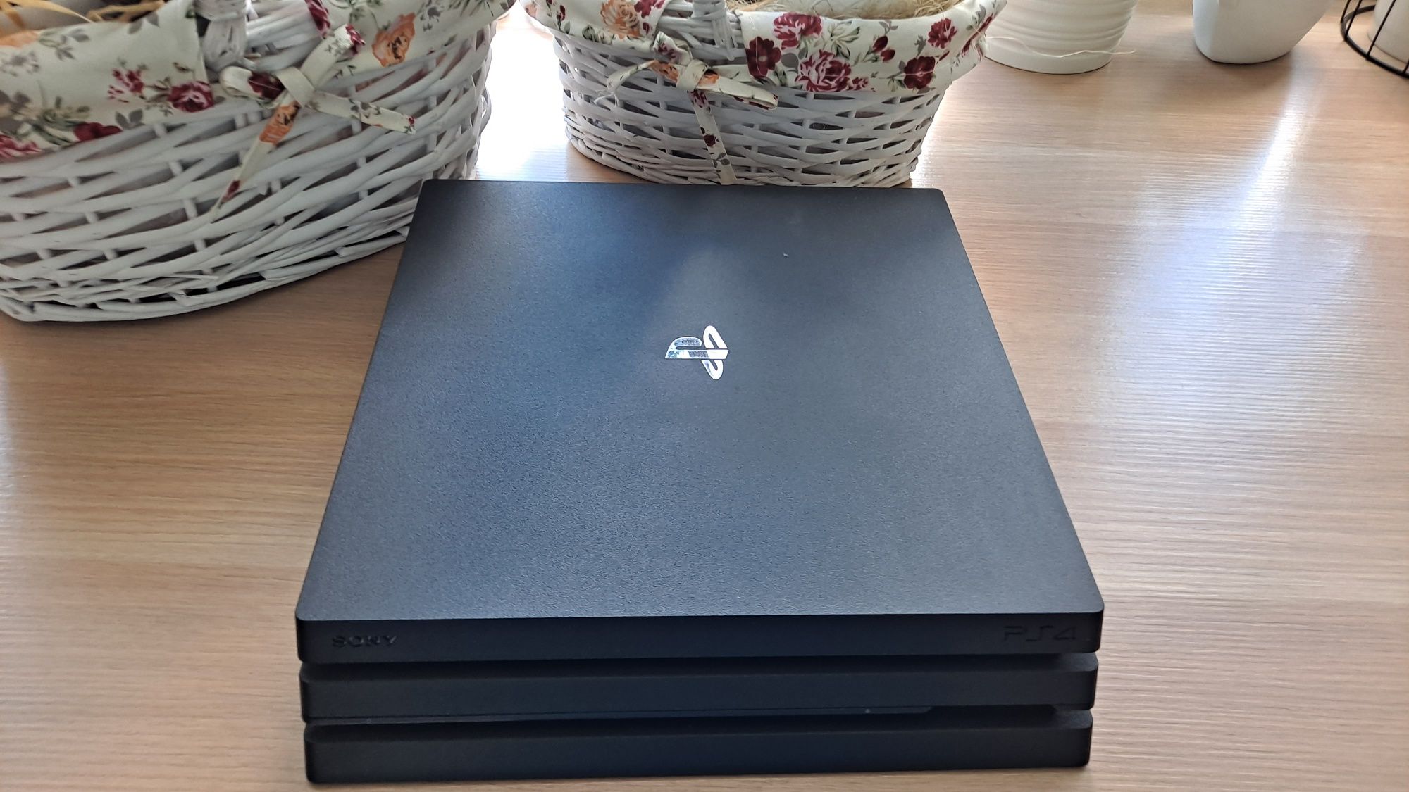 Sprzedam konsole ps4 pro