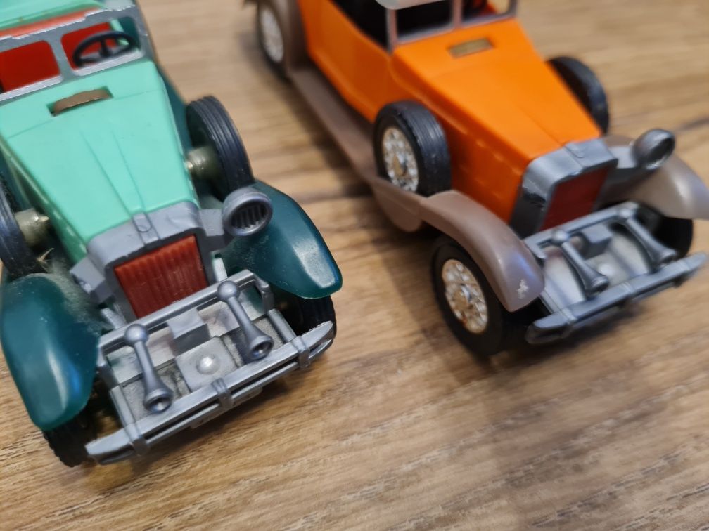 Dwa modele samochodzików z PRL