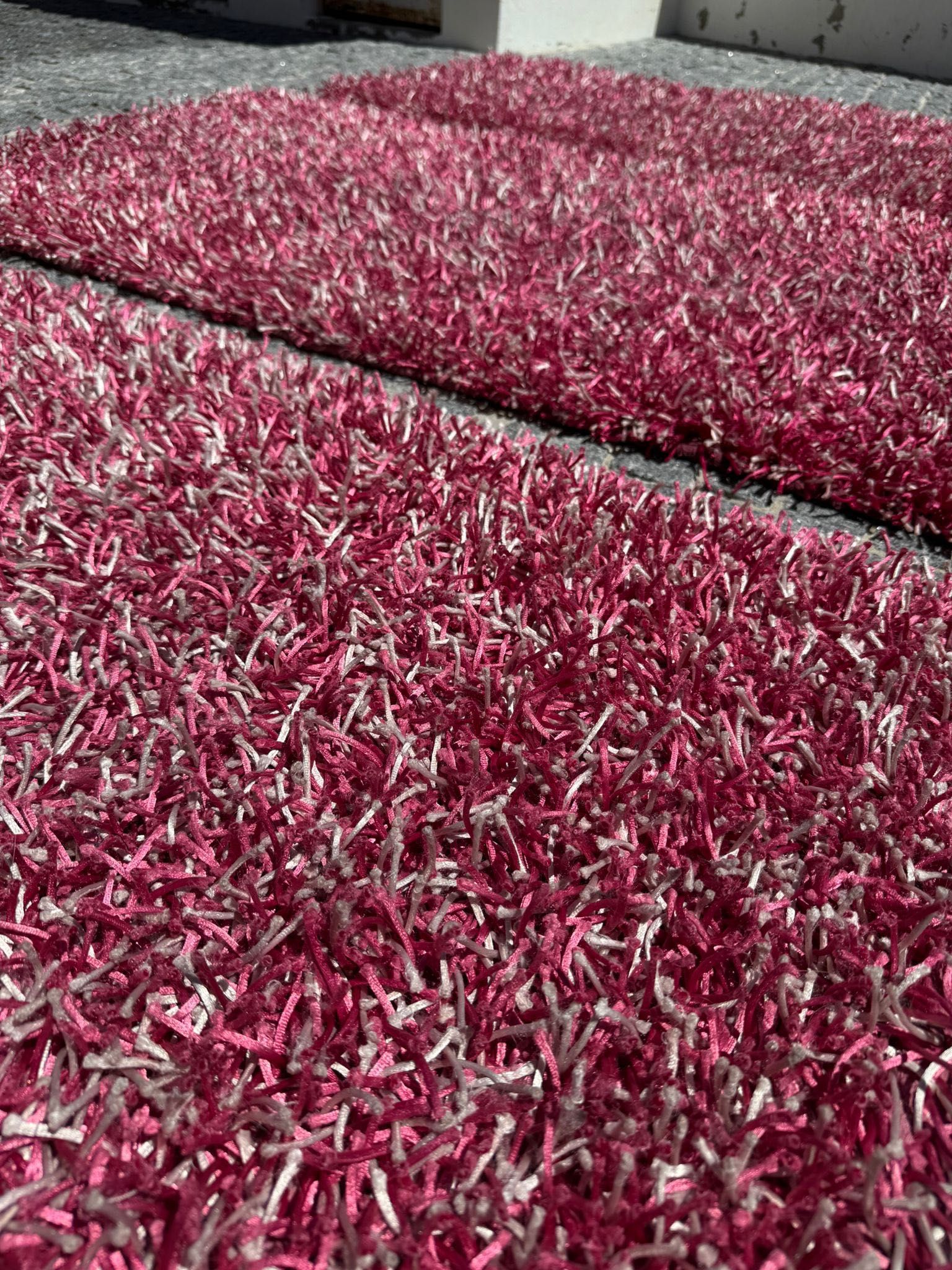 Trio de tapetes rosa e branco