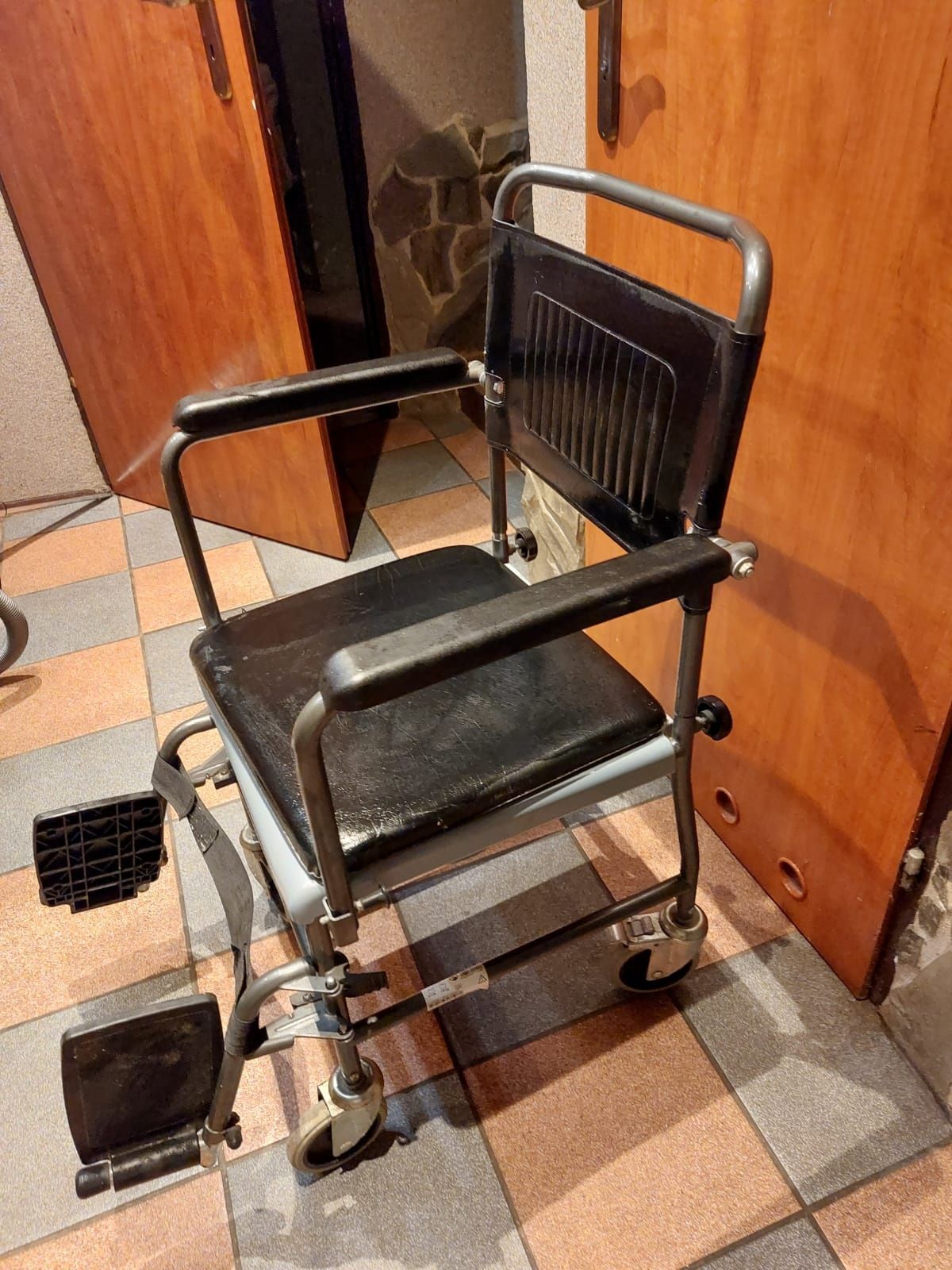 Wózek fotel krzesło toaletowe