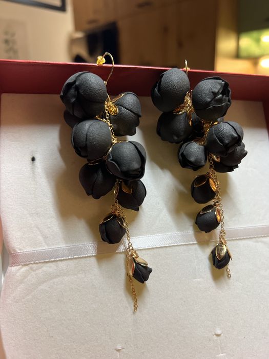 Czarne róże na złotym łańcuszku kolczyki długie eleganckie sylwester