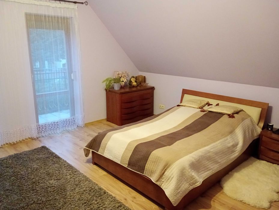 Łóżko paged spa drewniane piękne z szafka nocna i półka na ścianę