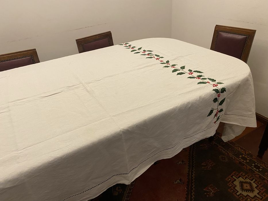 Toalha em linho com bordados de motivos natalicios